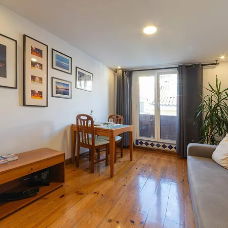Appartement Cozy Bica Flat With Balcony